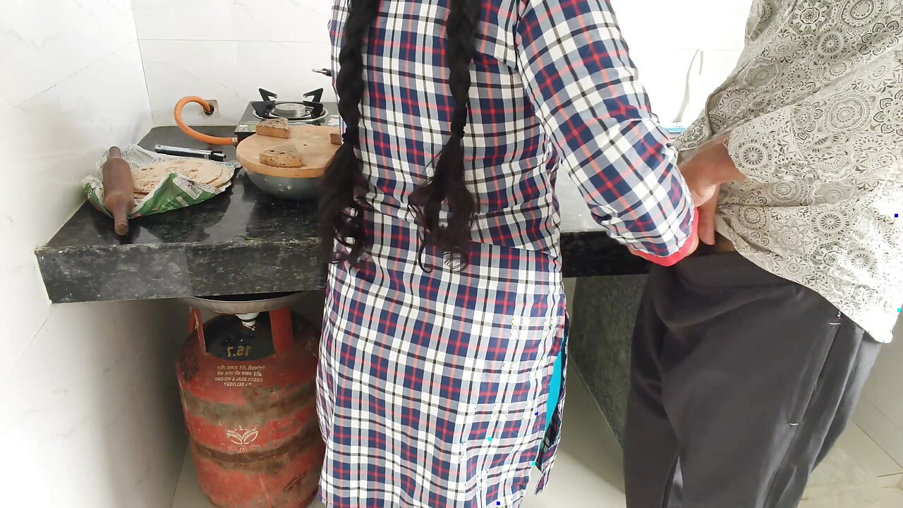大屁股紧致迷人的印度女仆被她的绿帽男主人操
