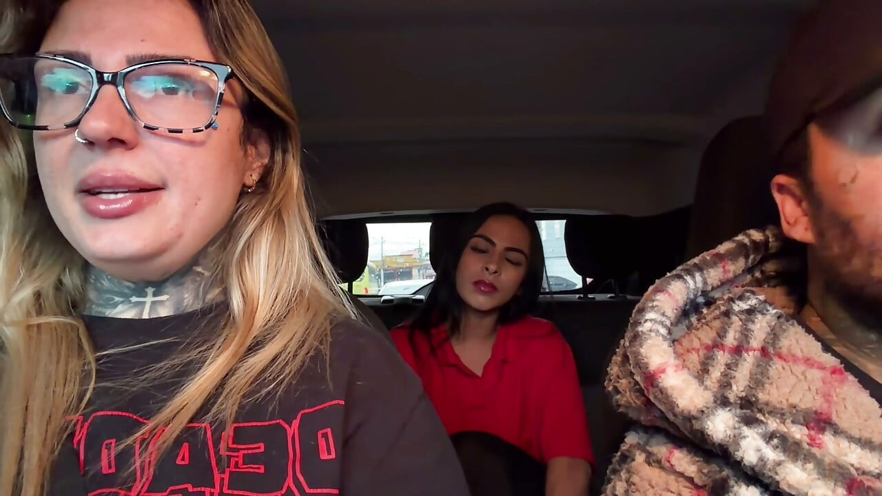 Brazilska benzinska djevojka pristala je biti porno glumica i pokazala svoje sise u autu u pokretu