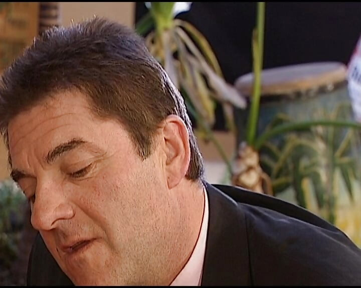 Çarpıcı Alman güzellik yoğun çifte penetrasyonlu üçlü seksin tadını çıkarıyor