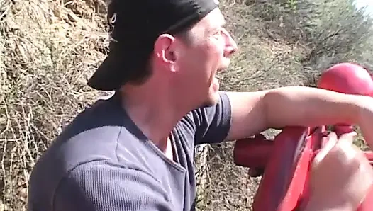 Schwarze MILF mit riesigen hupen läuft in eine geile gruppe von typen und bekommt harten gangbang