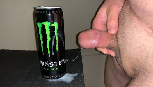 Pênis pequeno atirando em uma carga e mijando na lata de bebida de um monstro vazio