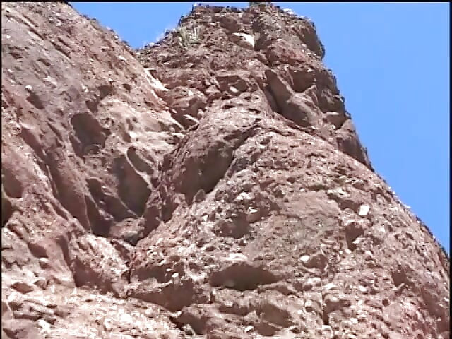 Semental astronauta aterriza en un planeta donde una rubia primitiva chupa su polla al aire libre