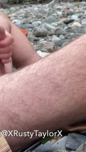 Uzbudljiv trenutak iz filma "Two Buds sitting by the River Puckin Dick"
