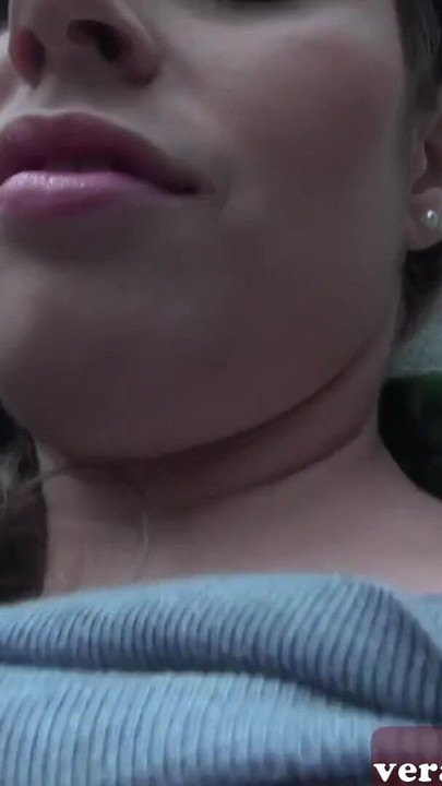 Spektakularan trenutak iz "Javno jebanje tinejdžerke u najlonkama sa spermom u ustima - POV"