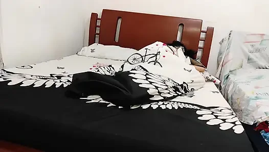 Stiefmutter Hat Sex Unter Der Decke Mit Ihrem Dummen Stiefsohn