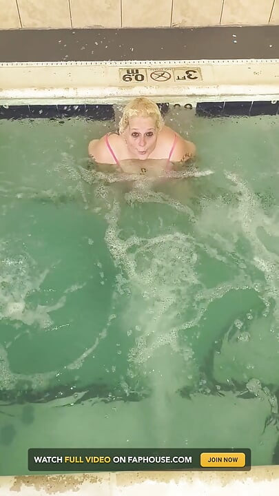 Davisdesires lagi asik muasin memeknya sendirian di kolam renang