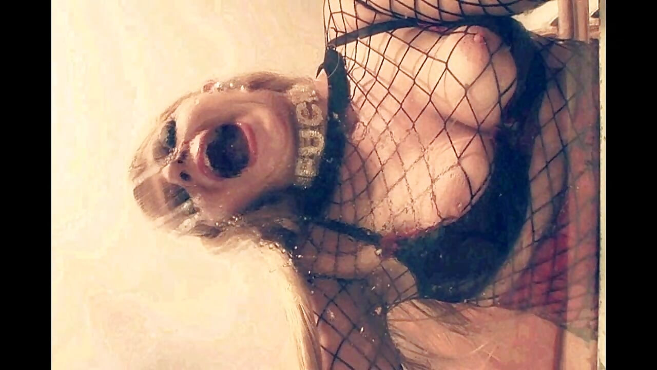 Jocuri perverse pentru ejaculare blondă curvă în cur