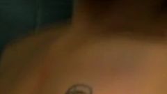 Татуированный твинк с загорелым душем в классике в любительском видео