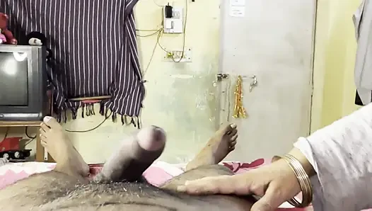 Azgın Hintli kız arkadaş vahşi kovboy kız biniyor ve gırtlağına kadar alıyor gerçek ev yapımı