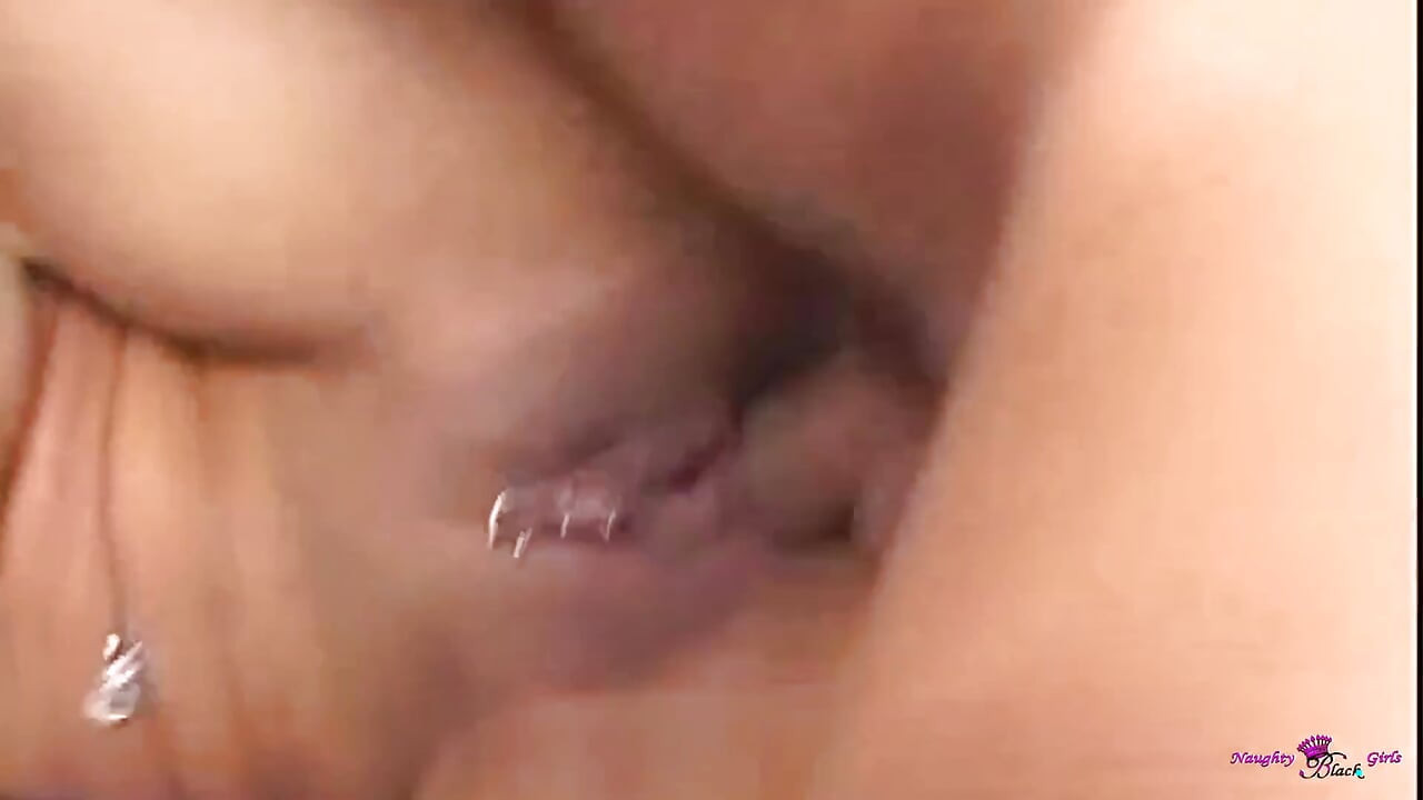 Latina tetona Havana Ginger disfruta chupando una polla dura directamente de su apretado culo