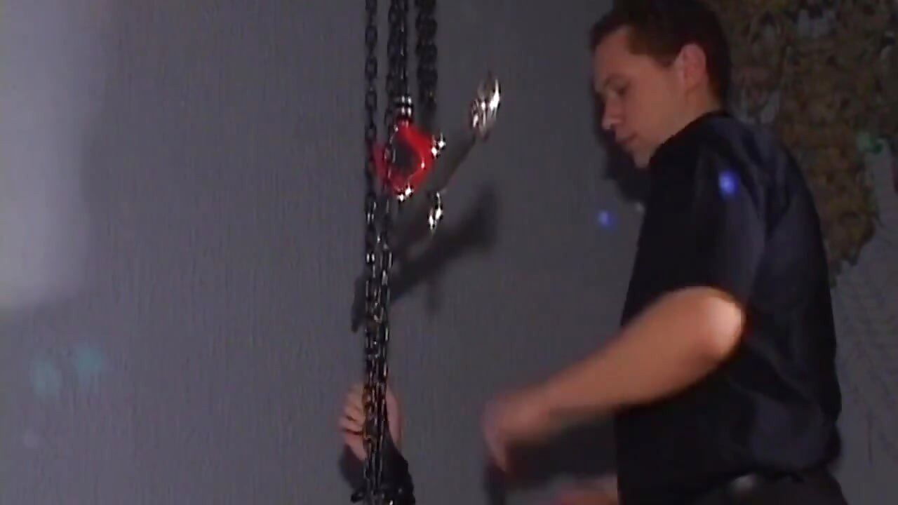 Angekettete reife MILF erträgt intensives bondagespiel