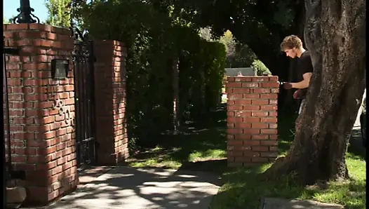 Büyük memeli güzel latin orta yaşlı seksi kadın domalarak sikiliyor ve büyük yarakla götüne boşalıyor