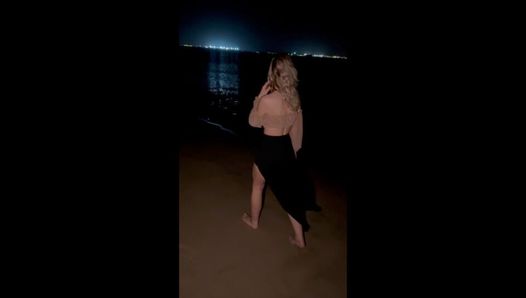 Snapchat op vakantie met hete cheerleader eindigt met seks op het strand