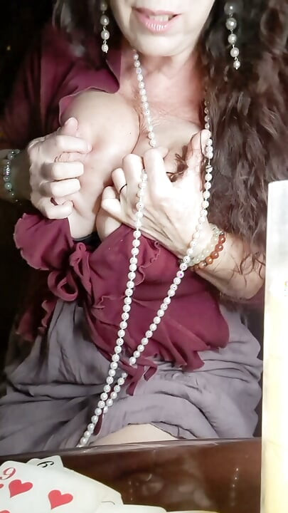 Țiganca Esmeralda îți va prezice o viață sexuală fericită, și se va împlini cu siguranță!