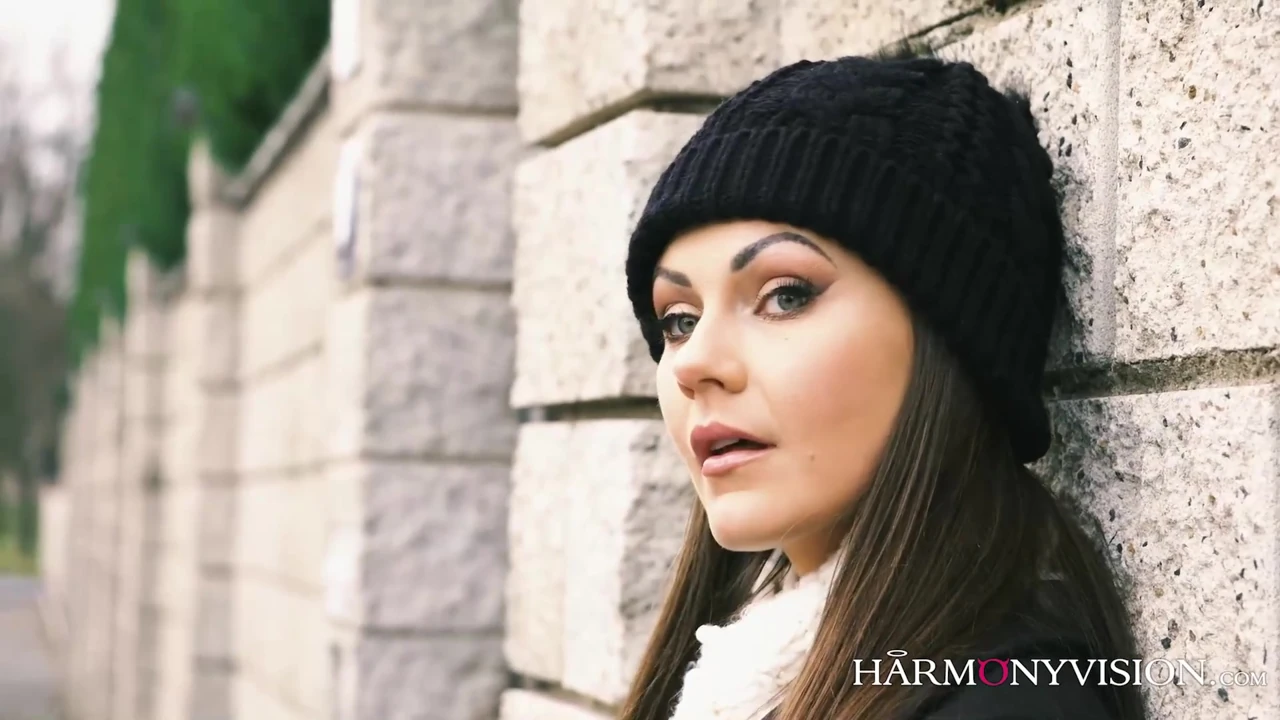 Seksi kahverengi iç çamaşırlı ince güzellik Tina Kay anal sikiliyor