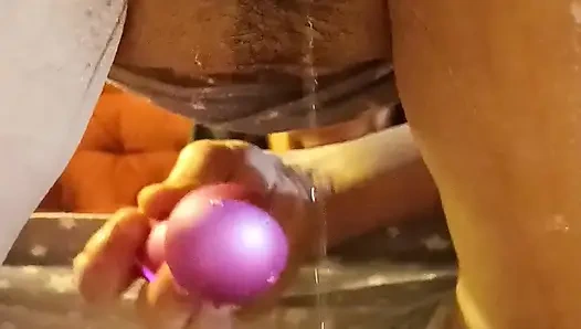 Büyük götlü azgın orta yaşlı seksi kadın mastürbasyon yapıyor ve boşalıyor