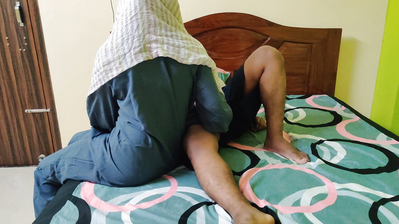 Hijab seks vreemdgaand Hijab-meisje dat lul berijdt