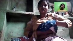 Bir liseli kız sert domaltılarak sikilmekten hoşlanıyor anal genç Hintçe ses