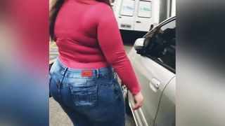 Chica brasileña en jeans ajustados y tacones altos 3