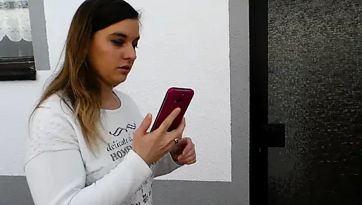 Sexy tätowiertes küken mit dickem arsch wird in ihre enge muschi gefickt