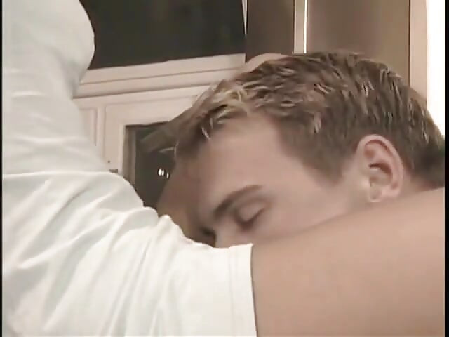 Un armăsar excitat are parte de supt pula, apoi fundul fute o gagică drăguță