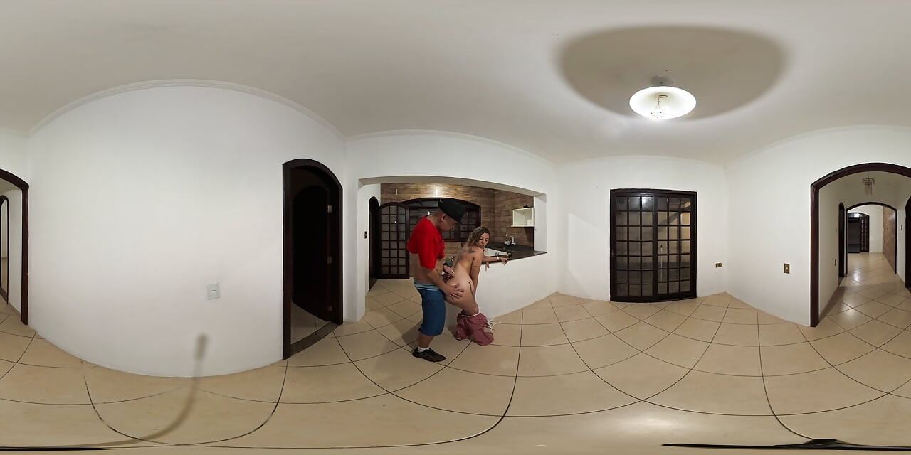 Executiva chupa e faz sexo com um cliente em uma casa vazia.