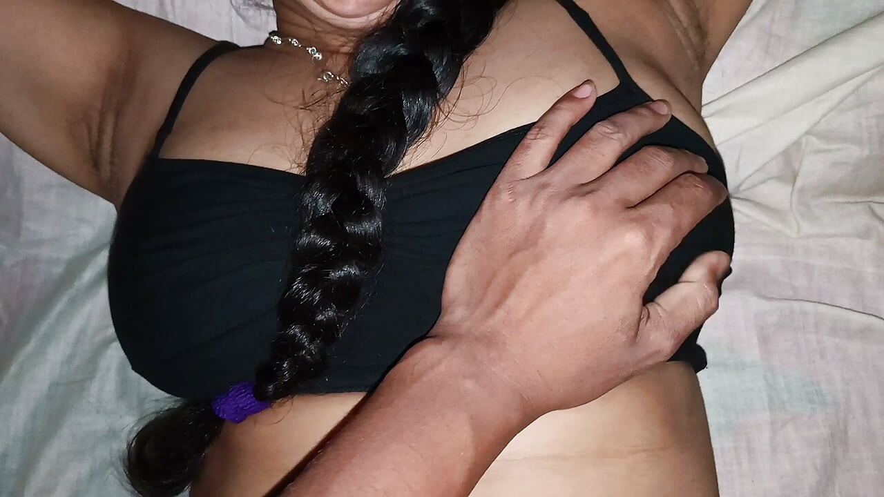 Bengali kaunis kiimainen kylä bhabhi, soitti minulle yöllä klo 1 huoneessaan ja koko yön seksiä bhabhin kanssa.