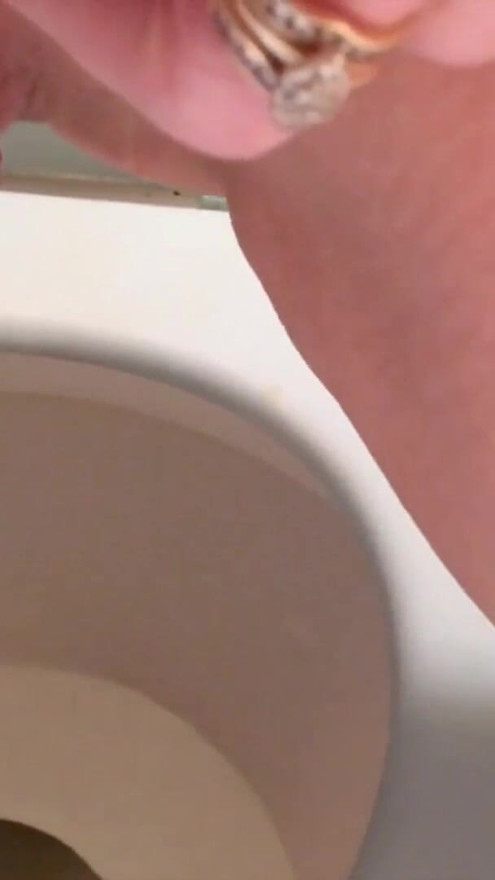Peeing and Farting on the Toilet | Clip 1
