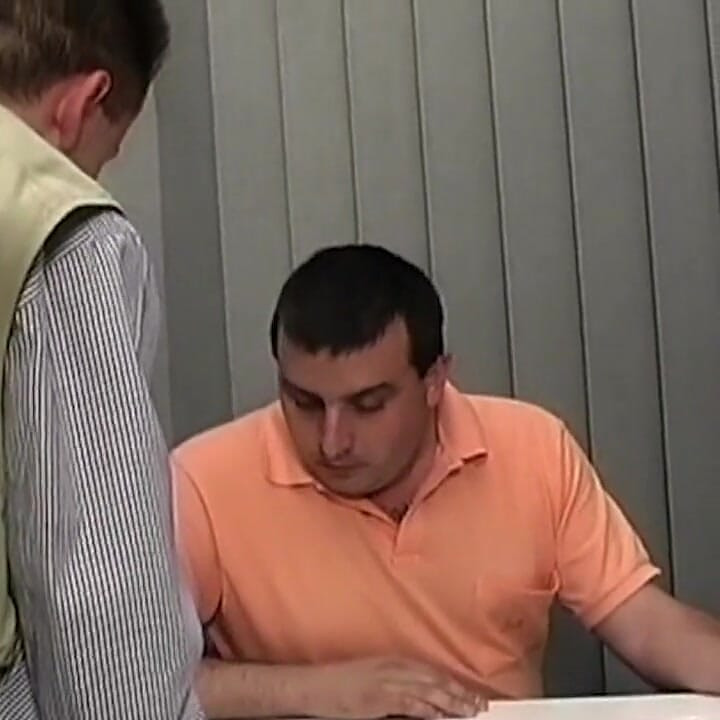 Azgın orta yaşlı seksi kadının kıllı amcığı esnetiliyor ve zonklayan yarakla dolu