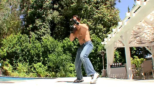 Komşunun güzel kızı patronu tarafından sikiliyor