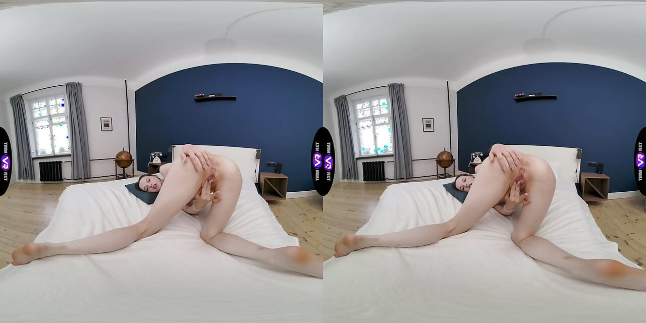 饥渴女孩暴露她的阴户然后粗暴地操自己 - Tmwvrnet