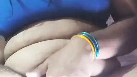 Gudi Bhabhi steckte ihren Finger in ihre Muschi, als sie sich an ihren Mann zu Hause erinnerte, steckte ihren Finger in ihre Muschi und entfernte das Wasser aus der Muschi, es sah sehr gut aus.