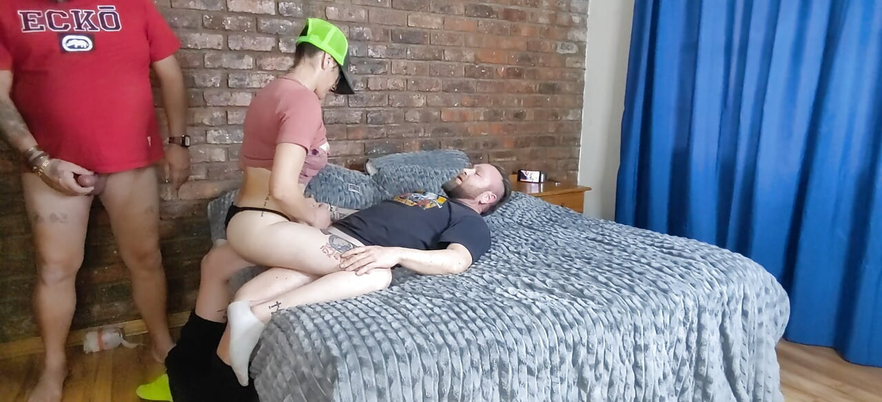 She likes 2 dicks in her