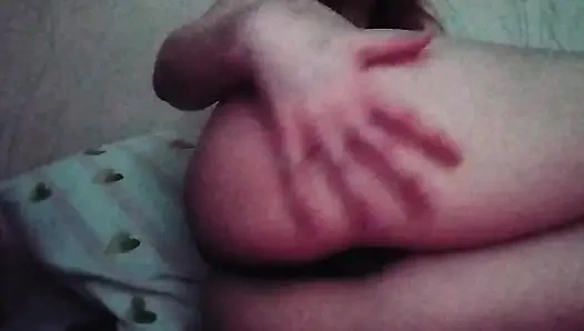 Этим вечером мне заскучало в постели, поэтому я решила пососать член и поиграть с моей идеальной задницей