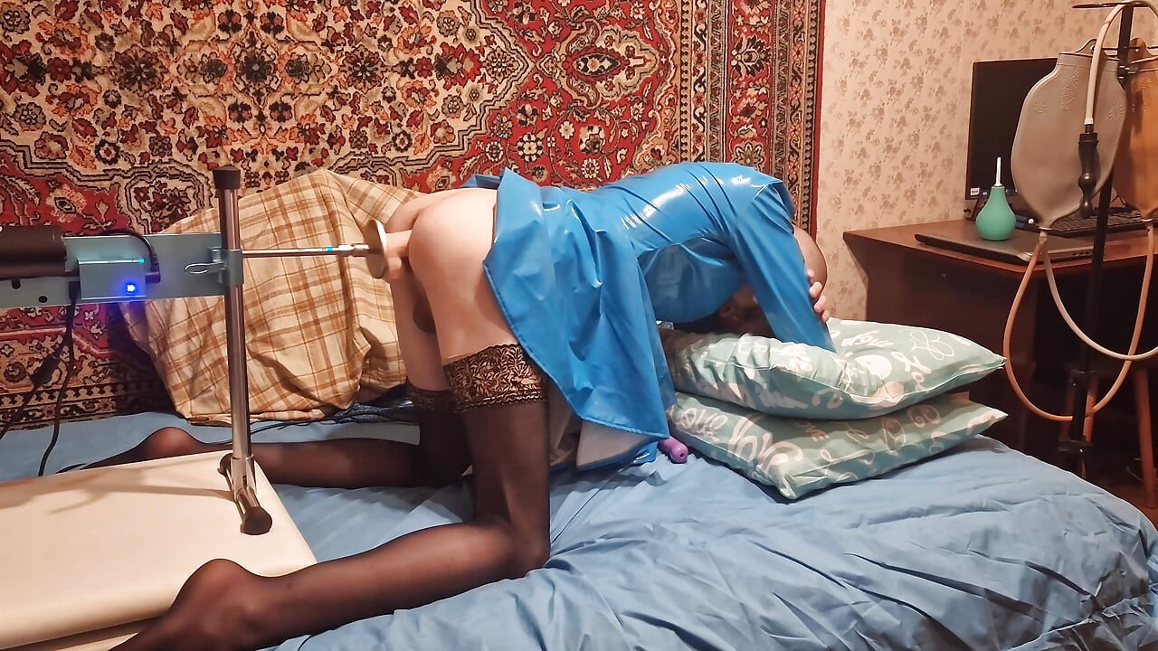Sasha Earth Cute sissy having sex with a Fuck machine