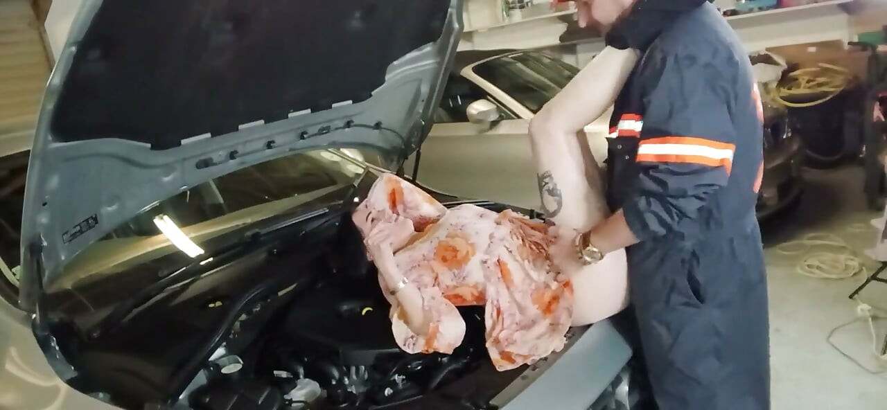 De monteur neuken om mijn auto sneller te repareren
