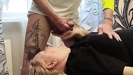 Kayınvalideme boşalmak için sikimi sıvazlıyorum