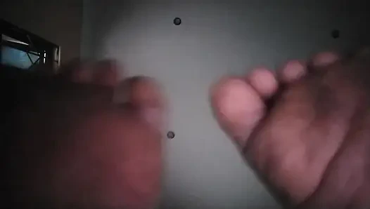 Nettes hottie 18+ segnt dich mit ihren dreckigen füßen, um im Austausch für all deine Guthaben sauber zu lecken.