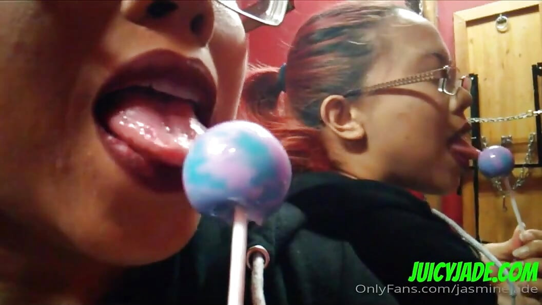 我的嘴巴和舌头会让你虚弱吗？舔和吮吸棒棒糖你能想象我对你这样做吗？