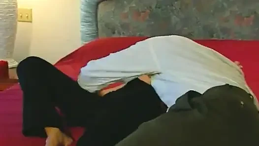 Azgın sarışın olgun yalanıyor ve sert sikiliyor