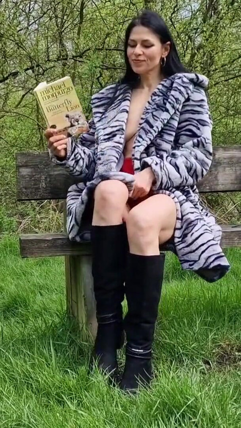 No panties in public park | Clip 1