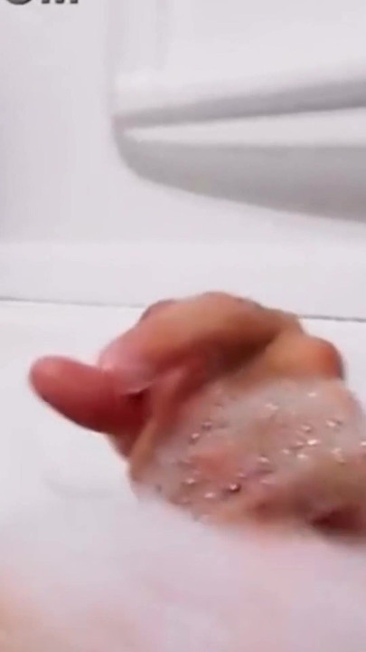 パパが大きなペニスを男の子に見せる | クリップ 1