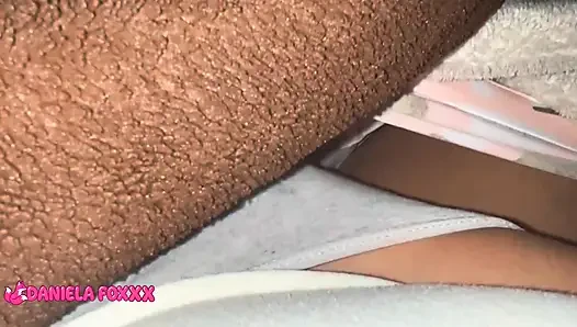 Aku masturbasi tanpa berisik jadi aku tidak akan ketahuan.