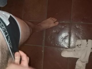 Cumming en mis calcetines y zapatos