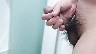 Coreana masturbándose desnuda en un baño público