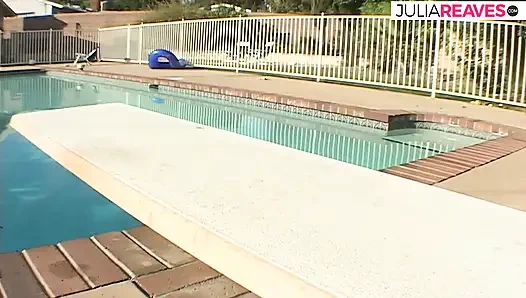 Schätzchen mit dickem arsch bekommt ihre muschi von einem riesigen schwarzen schwanz zum abspritzen gebohrt