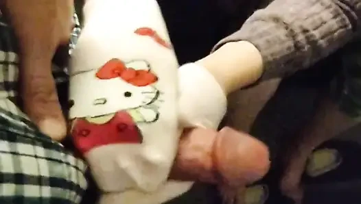 Seksi pembe hello kitty çorapla muamele ve çorapla mastürbasyon