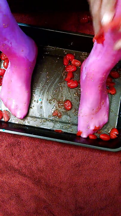 Gay, cd, for wet nylon feet and food lovers.