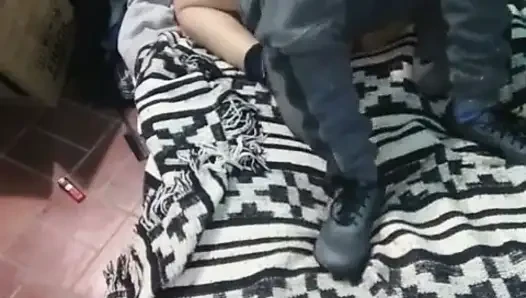 Девушка в платье Монтано с матрасом на полу