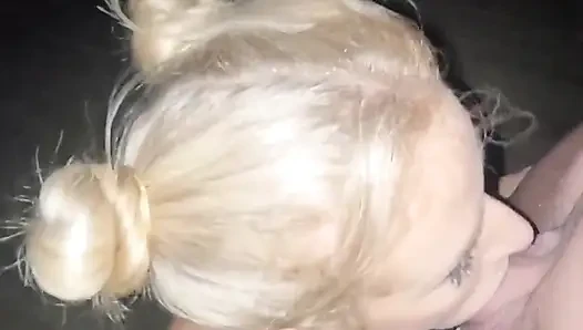 Sarışın raver sürtük seni emmek ve sikmek için seni çatıya çıkarıyor